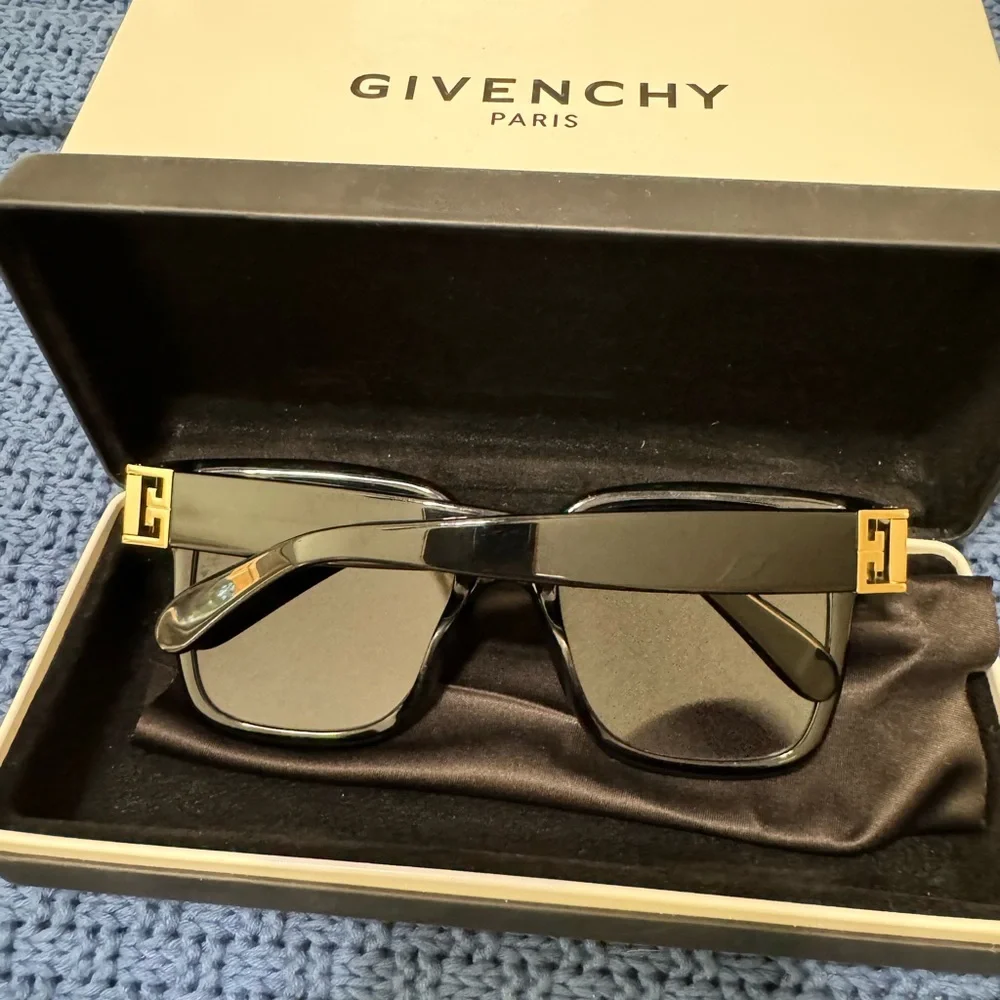 Black Givenchy sunglasses - Picture 2 of 5